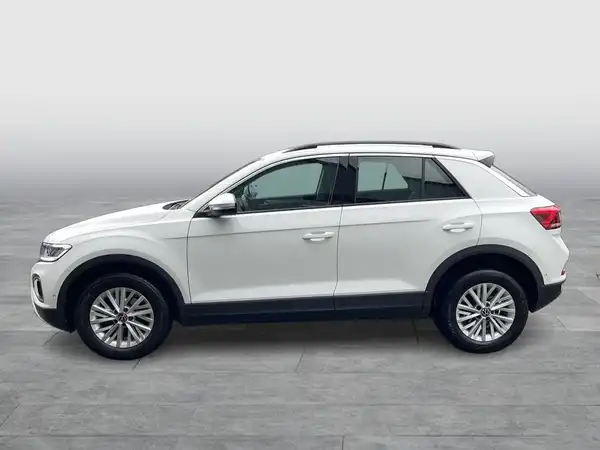 Seitenansicht eines weißen VW T-Roc.