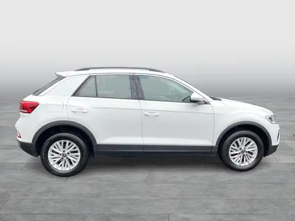 Das Bild zeigt einen weißen VW T-Roc von der Seite.