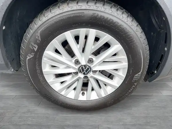 Das Bild zeigt die Felge eines VW T-ROC aus der Seitenansicht.
