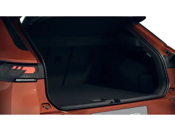 Das Bild zeigt die Rückansicht eines VW T-ROC in Orange, mit geöffnetem Kofferraum und markanten Texteinblendungen.