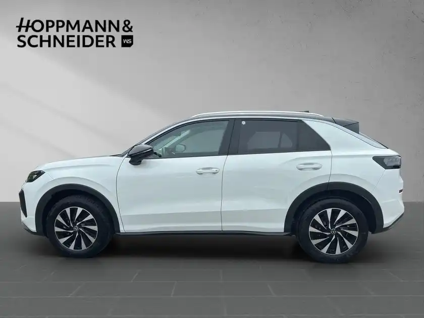 Das Bild zeigt einen weißen VW T-ROC von der Seite. Es ist ein Fahrzeugbild und enthält das Händlerlogo Hoppmann & Schneider.