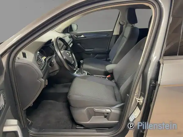 Das Bild zeigt den Innenraum eines Fahrzeugs aus der Perspektive des Fahrers. Die Sitze sind schwarz, das Auto scheint in einem sauberen und gut erhaltenen Zustand zu sein.