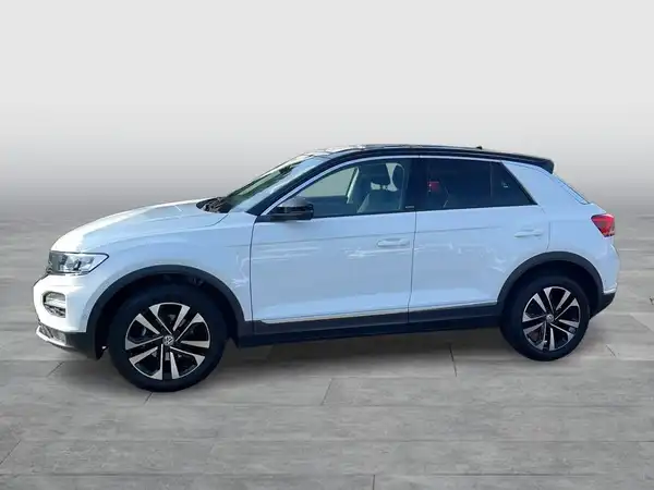 Seitenansicht eines weißen VW T-Roc.