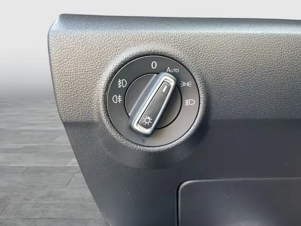 Das Bild zeigt einen Ausschnitt des Fahrzeuginnenteils mit einem Schalter für die Beleuchtung. Die Interiorfarbe ist dunkelgrau.