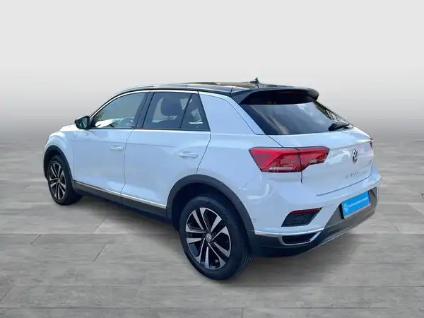 Bild eines weißen VW T-ROC, aufgenommen von der Seite.