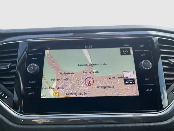 Das Bild zeigt das Innenraumdisplay eines Fahrzeuges mit einer Kartenansicht.