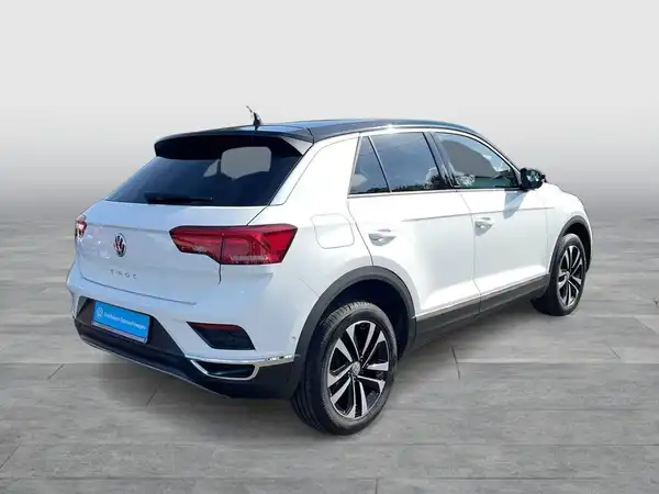 Das Bild zeigt einen VW T-ROC aus der Hinteransicht. Das Fahrzeug ist weiß.