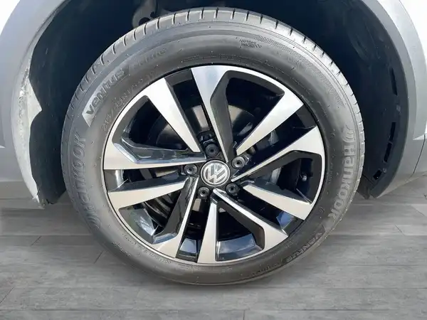 Das Bild zeigt eine seitliche Ansicht des Rades eines VW T-Roc, mit einem silber-schwarzen Felgen-Design.