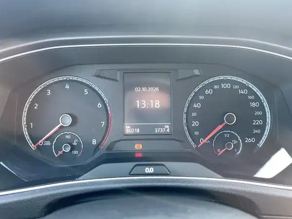 Das Bild zeigt das Armaturenbrett eines VW T-ROC mit schwarzem Interieur und dem Tacho.