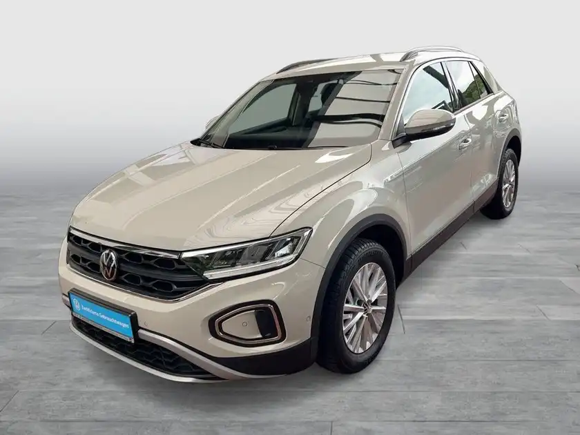 Das Bild zeigt einen VW T-Roc in beige, aufgenommen von vorne.