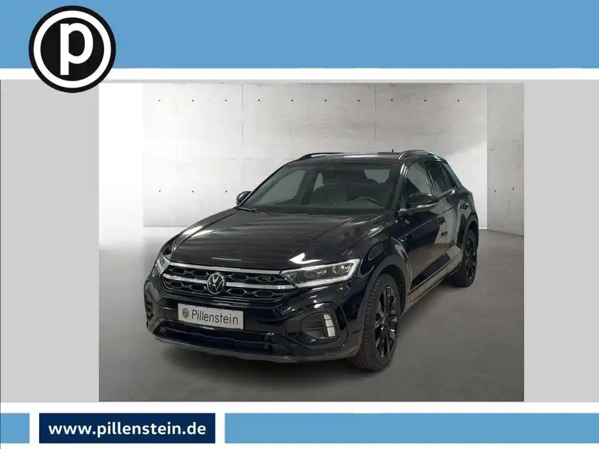 Das Bild zeigt einen schwarzen VW T-ROC von vorne. Das Händlerlogo ist vorhanden und es gibt markante Texteinblendungen.