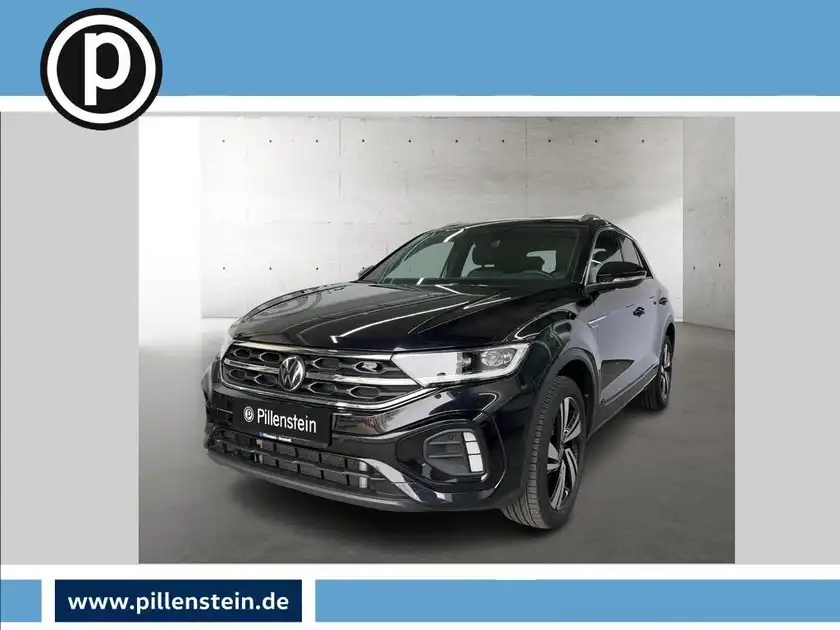 Das Bild zeigt einen schwarzen VW T-ROC aus der Frontansicht. Es enthält das Händlerlogo von Pillenstein sowie weitere markante Texteinblendungen.
