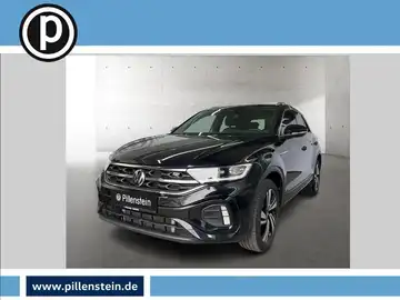 Das Bild zeigt einen schwarzen VW T-ROC aus der Frontansicht. Es enthält das Händlerlogo von Pillenstein sowie weitere markante Texteinblendungen.