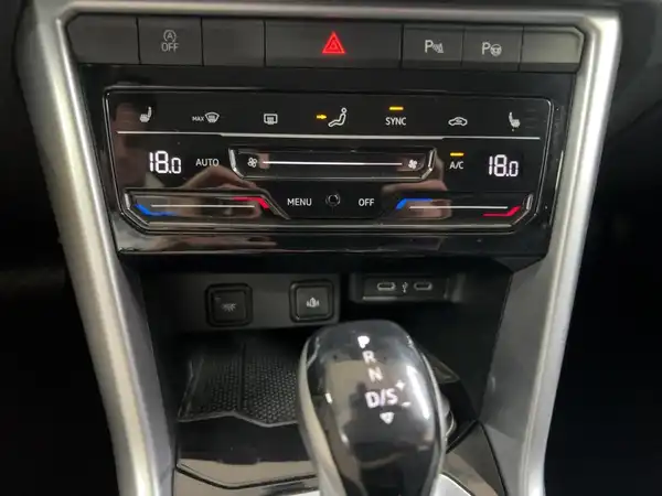 VW T-ROC (10/15)