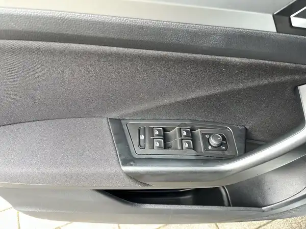 VW T-ROC (13/22)