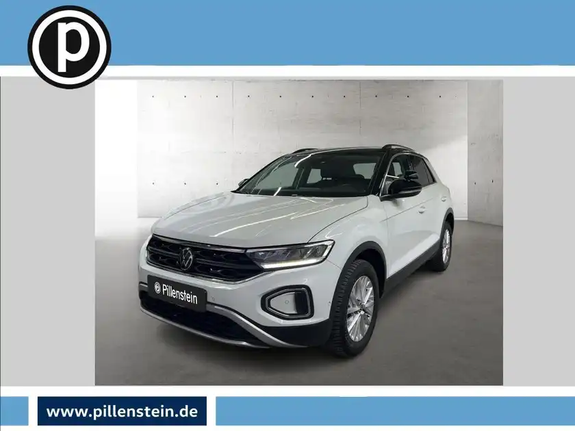 Das Bild zeigt einen weißen VW T-ROC aus der Seitenansicht. Das Händlerlogo von Pillenstein ist im Bild eingeblendet.