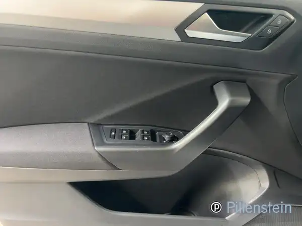 VW T-ROC (6/15)