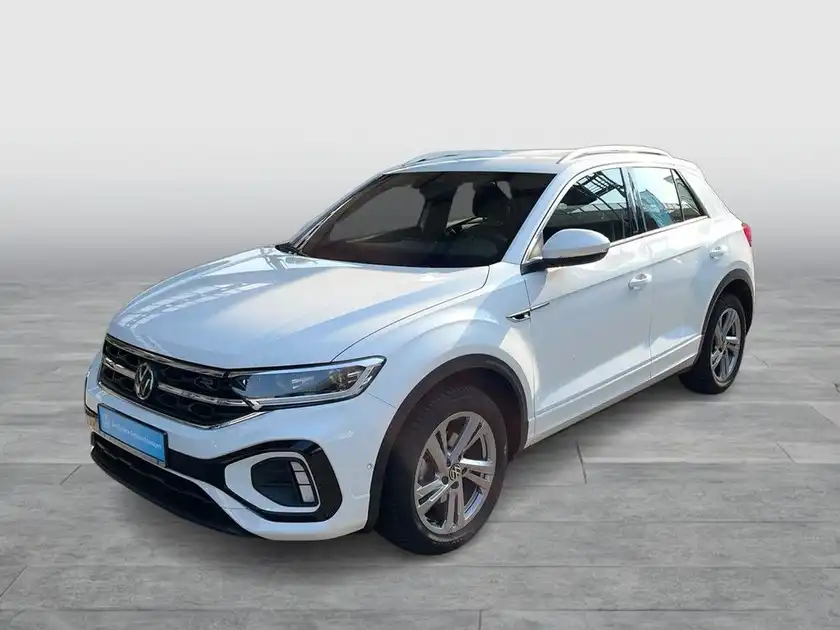 Das Bild zeigt einen weißen VW T-ROC von der Vorderansicht. Es handelt sich um ein Fahrzeugbild.