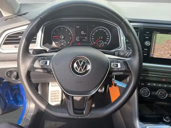 Innenaufnahme des VW T-ROC mit schwarzem Interieur.