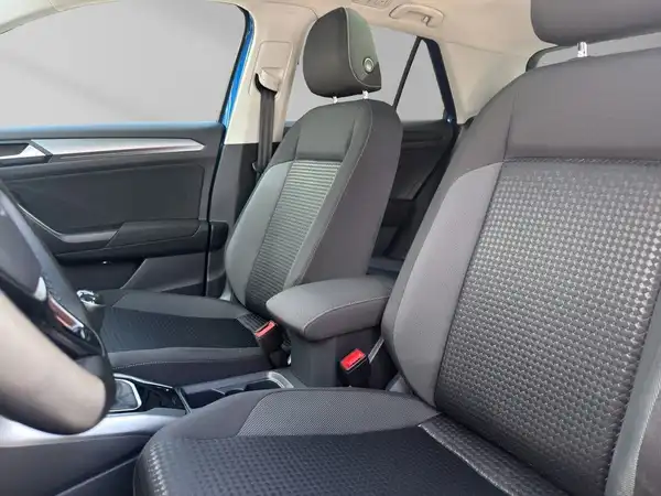 Das Bild zeigt den Innenraum eines VW T-ROC mit schwarzen Sitzen.