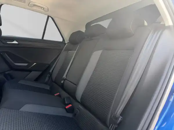 Das Bild zeigt den Innenraum des VW T-ROC, genauer gesagt die Rücksitze in schwarzer Farbe.