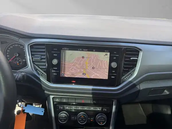 Das Bild zeigt das Innere eines VW T-ROC mit einem Navigationsgerät.