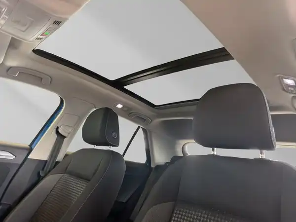 Das Bild zeigt den Innenraum eines VW T-ROC mit schwarzem Interieur.
