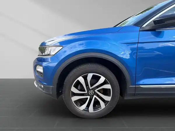 Eine Seitenansicht eines blauen VW T-ROC.