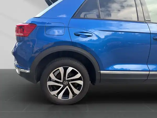 Das Bild zeigt einen blauen VW T-ROC von der Seite.