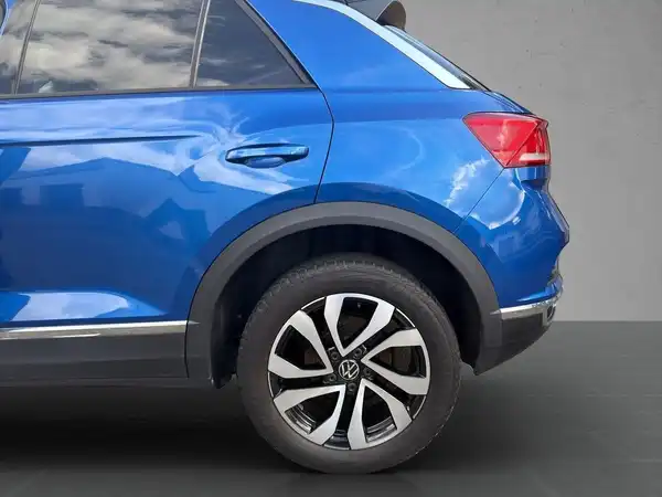 Seitenansicht eines blauen VW T-ROC.