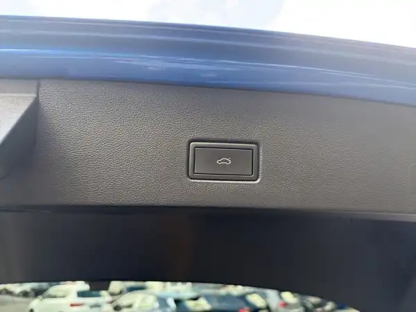 Das Bild zeigt eine Innenaufnahme des Fahrzeugs, die einen Schalter oder Button darstellt. Die Innenfarbe ist schwarz.