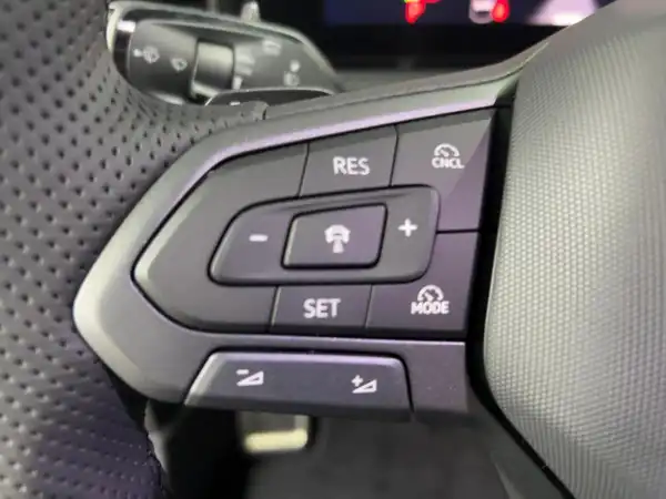 VW T-ROC (8/15)
