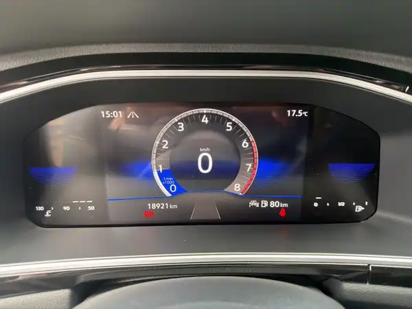 Das Bild zeigt das digitale Armaturenbrett eines VW T-ROC aus dem Innenraum, in schwarz gehalten.