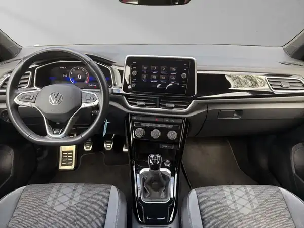 Innenaufnahme eines VW T-ROC mit schwarzem Interieur.