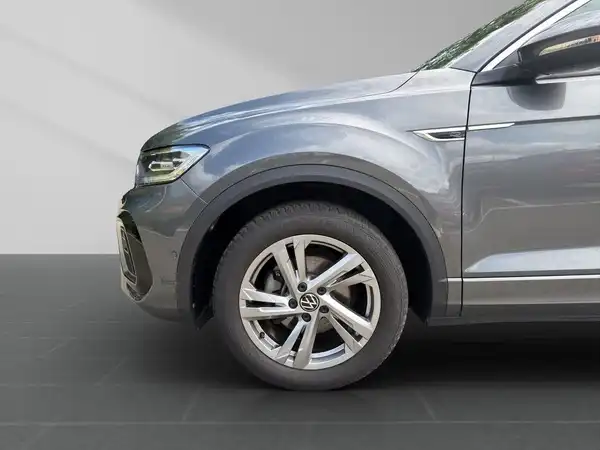Das Bild zeigt einen grauen VW T-Roc von der Seite.