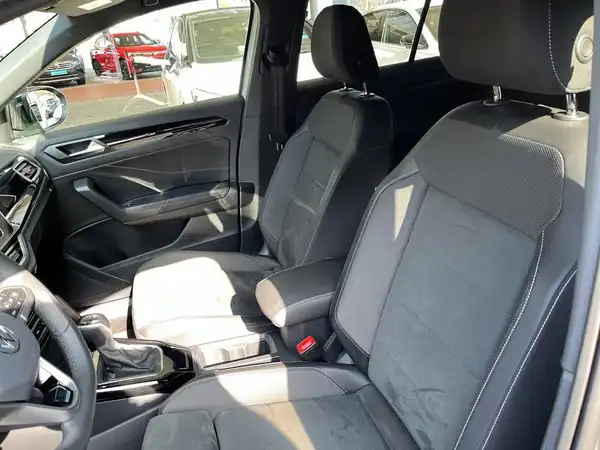 VW T-ROC (12/16)