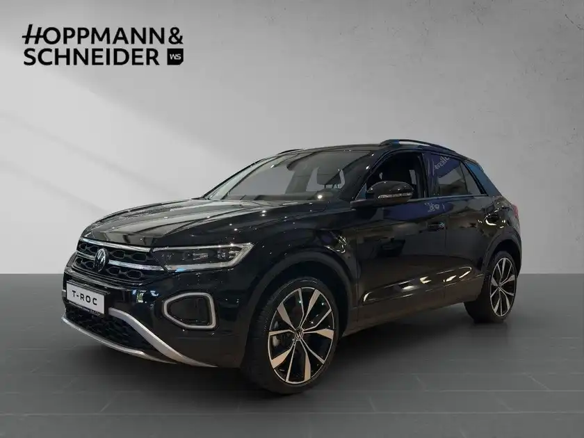Das Bild zeigt einen schwarzen VW T-Roc aus der Seitenansicht, mit dem Händlerlogo HOPPMANN & SCHNEIDER im oberen Bereich.
