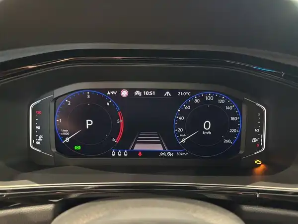 Das Bild zeigt das Armaturenbrett eines VW T-ROC mit digitalen Anzeigen und Instrumenten. Das Interieur ist schwarz.