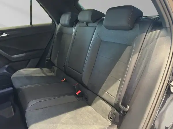 Das Bild zeigt die Rücksitzbank eines VW T-ROC in schwarzem Interieur.