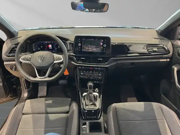 Das Bild zeigt das Innere eines VW T-ROC mit einer schwarzen und grauen Interieurfarbe.