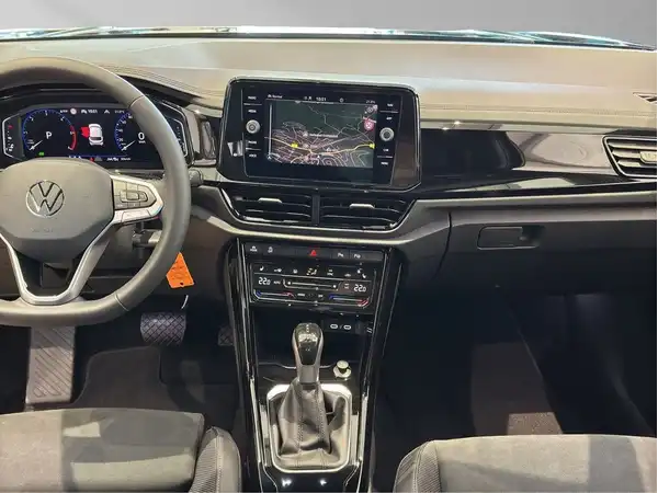 Innenaufnahme des VW T-Roc mit schwarzem Interieur.