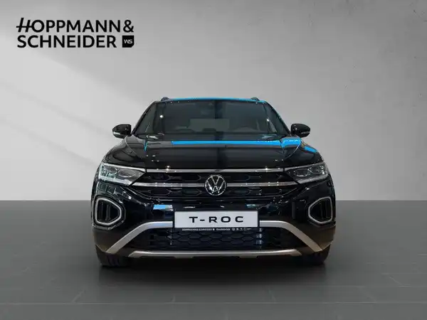 Bild eines schwarzen VW T-Roc von vorne mit Händlerlogo von Hoppmann & Schneider.