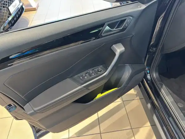 Innenaufnahme der Fahrertür des VW T-ROC in schwarzem Interieur.