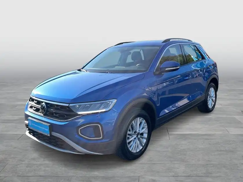 Das Bild zeigt einen blauen VW T-Roc aus der Frontansicht.