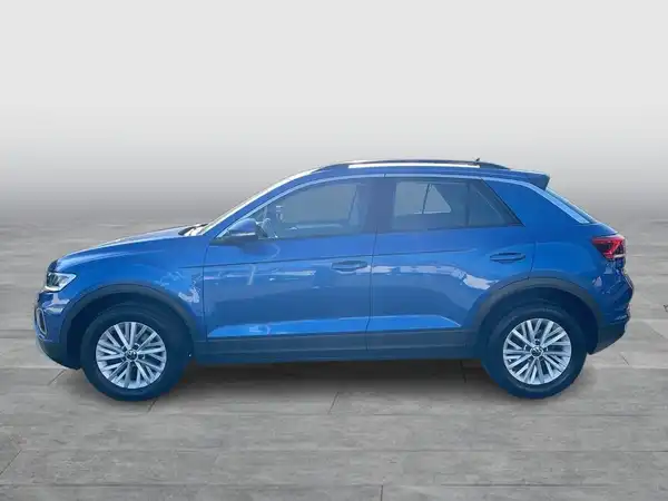 Das Bild zeigt einen blauen VW T-ROC von der Seite.