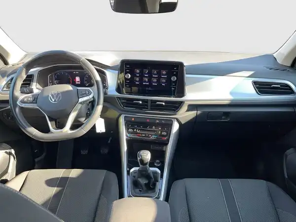 Eine Innenaufnahme des VW T-ROC mit schwarzem Interieur und grauen Akzenten.