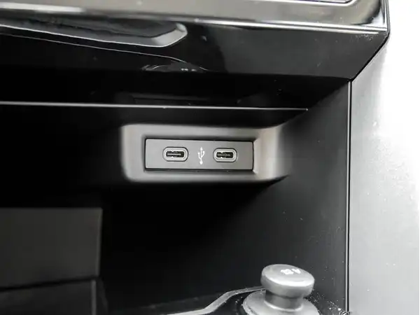 Das Bild zeigt den Innenraum des VW T-ROC, speziell einen Bereich mit USB-Anschlüssen und einem Bedienelement.