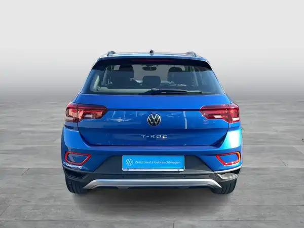 Das Bild zeigt einen blauen VW T-Roc, aufgenommen von der Seite.
