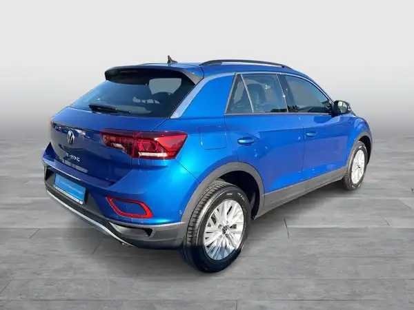 Ein Bild eines blauen VW T-Roc, aufgenommen von hinten.