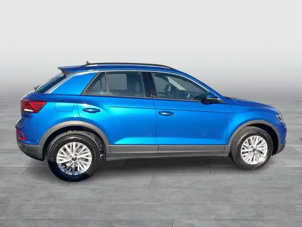 Das Bild zeigt einen blauen VW T-ROC von der Seite.